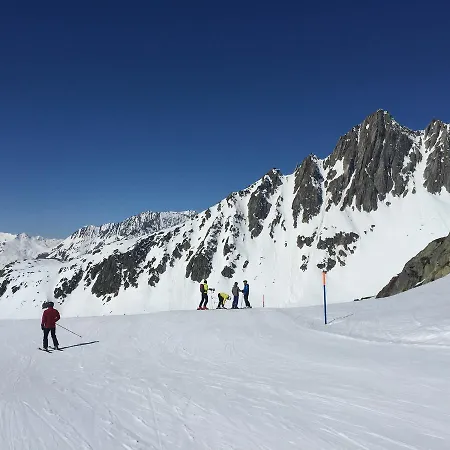 شقة Disentis